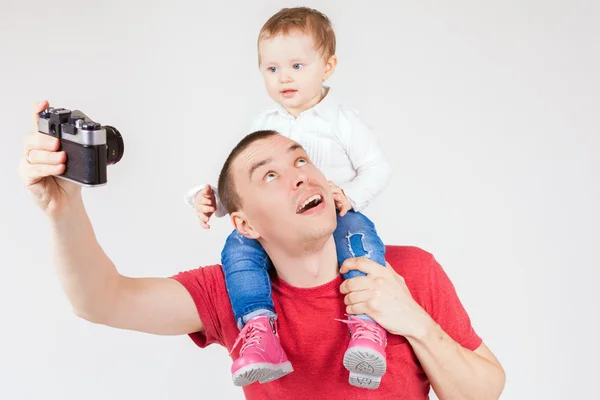 Drôle père et enfant faire selfie à vintage caméra — Photo