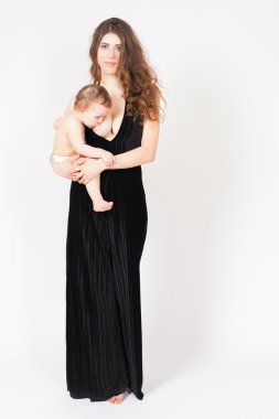 Anne emzirme şirin bir bebek. Yeni doğan kız.