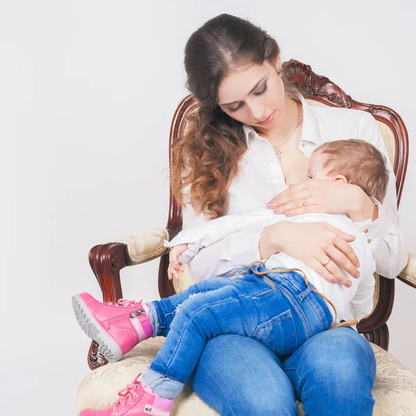 Moda madre allattamento al seno un bambino carino. Ragazza appena nata . — Foto Stock