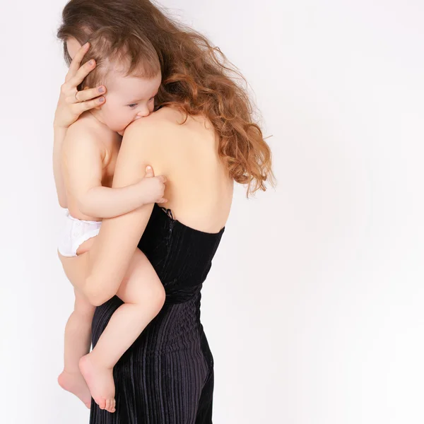 Mãe amamentando um bebê bonito. Menina recém-nascida . — Fotografia de Stock