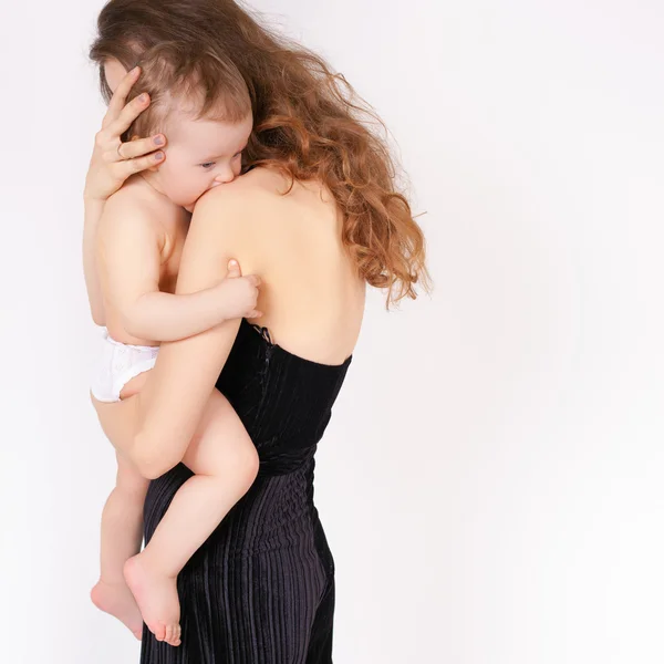 Madre che allatta un bambino carino. Ragazza appena nata . — Foto Stock