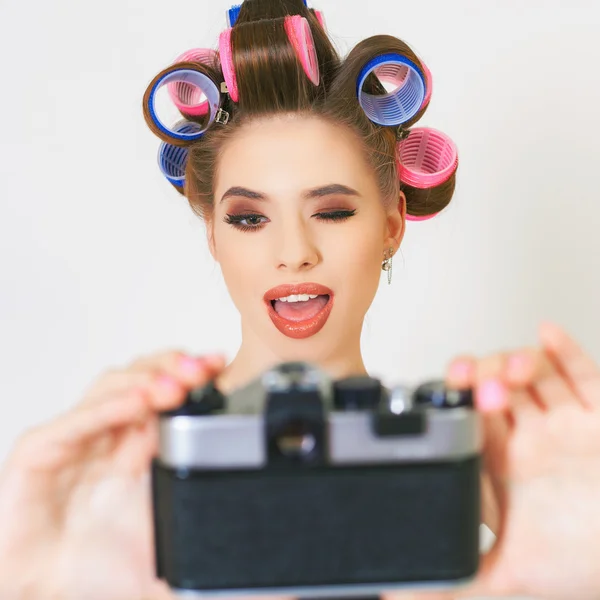 Lustige Mädchen machen ein Foto-Selfie vor der Kamera. — Stockfoto