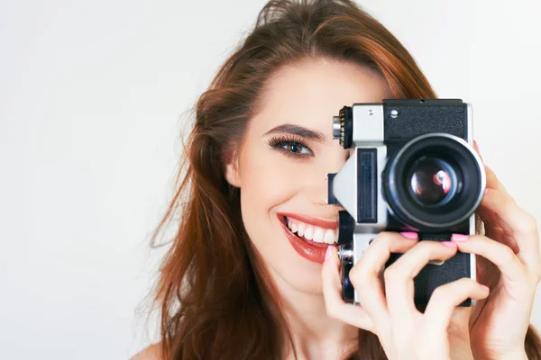 Bonito menina fazer um foto selfie no vintage câmera . — Fotografia de Stock