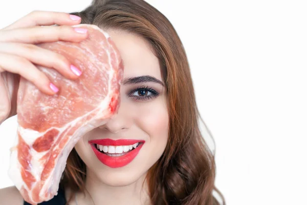 슈퍼마켓에서 포장 된 고기를 들고 여자 — 스톡 사진