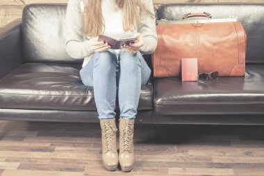 Kız bekleyen uçak VIP lounge rom, Havaalanı