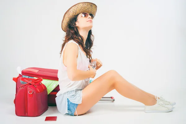 Viaje de verano. Mujer con equipaje grande . — Foto de Stock