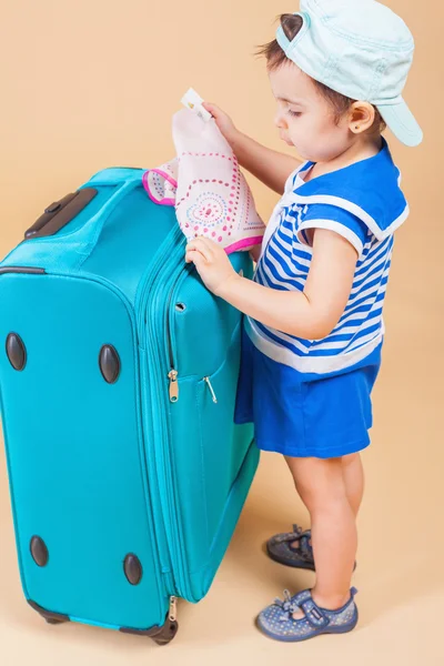 Kind packt seine Sachen, Kleidung im Gepäck — Stockfoto