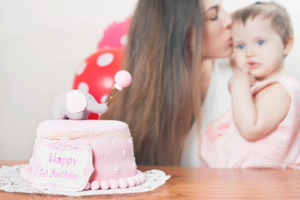 Mutter mit lustigem Baby feiert ersten Geburtstag. Kuchen. — Stockfoto