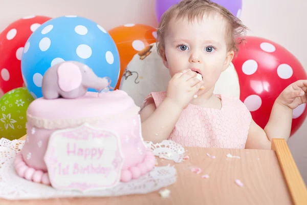 Amuzant copil sărbătorește prima zi de naștere și mănâncă tort . — Fotografie, imagine de stoc