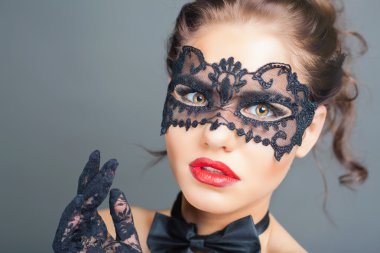 Karnaval maskesi ile seksi kadın