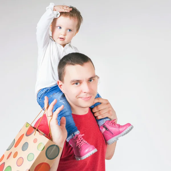 Père heureux et drôle de bébé tenant des sacs avec des achats — Photo