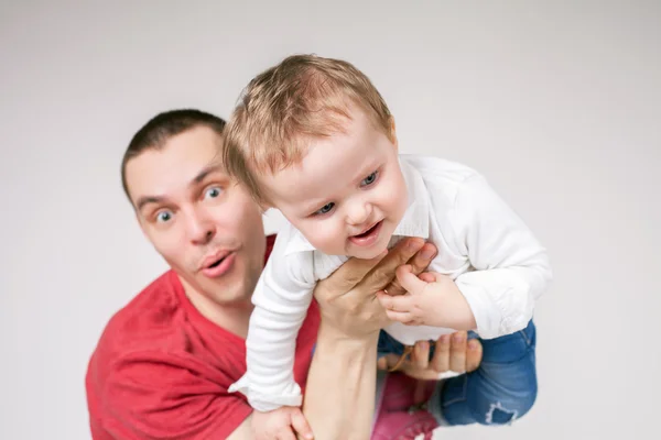 Far med baby, flyger över huvudet — Stockfoto