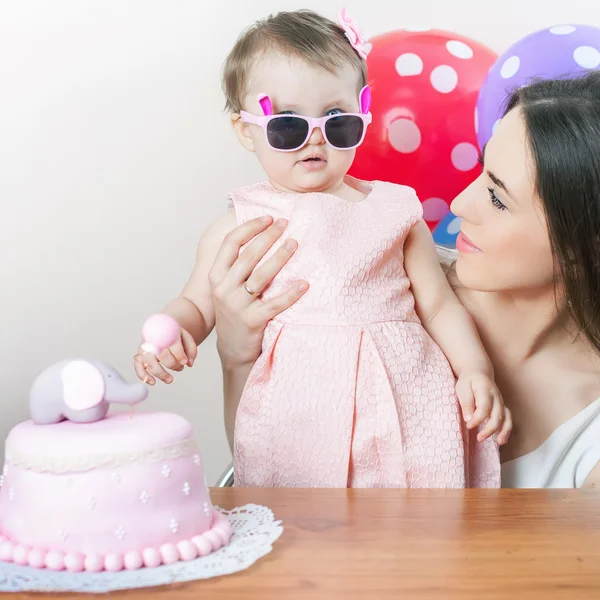 Mutter mit lustigem Baby feiert ersten Geburtstag. Kuchen. — Stockfoto