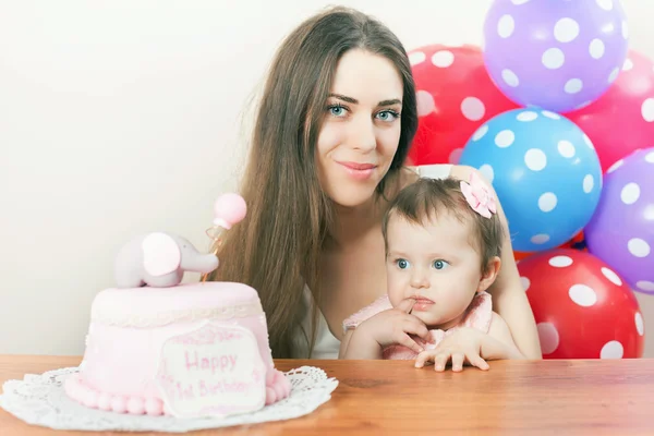 첫 번째 생일을 축 하 하는 재미 있는 아기와 어머니입니다. 케이크. — 스톡 사진