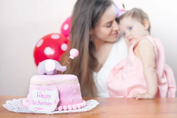 첫 번째 생일을 축 하 하는 재미 있는 아기와 어머니입니다. 케이크. — 스톡 사진