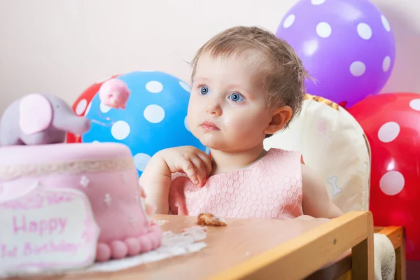 Bambino divertente che festeggia il primo compleanno e mangia torta . — Foto Stock