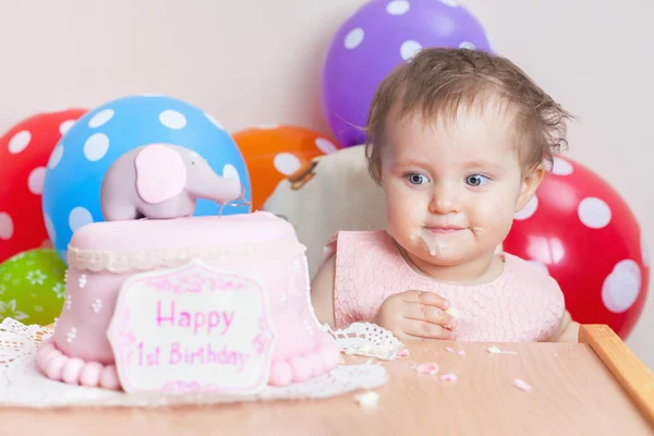 Lustiges Baby feiert ersten Geburtstag und isst Kuchen. — Stockfoto