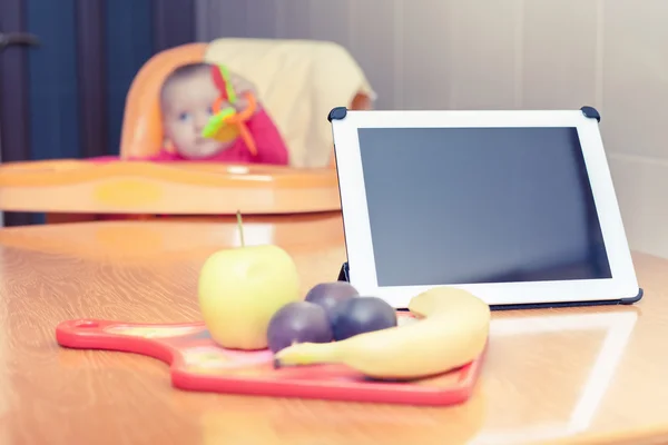 Suche nach Rezept zur Zubereitung von Babynahrung am Tablet-PC — Stockfoto