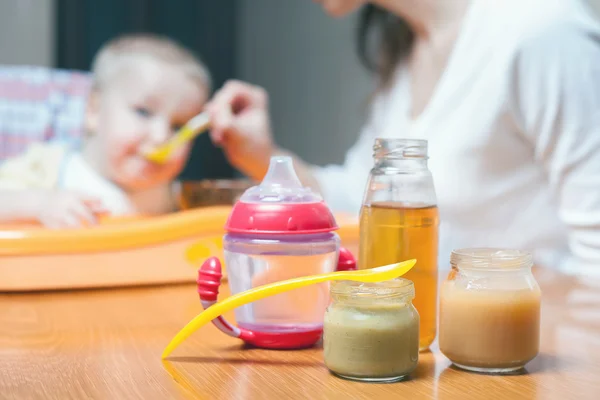 Mamá alimenta al bebé con verduras y frutas — Foto de Stock