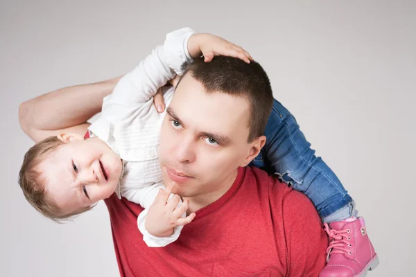 Padre infelice che tiene il bambino su sfondo bianco — Foto Stock