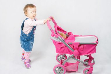 Sevimli küçük kız bebek arabası ile oynamak