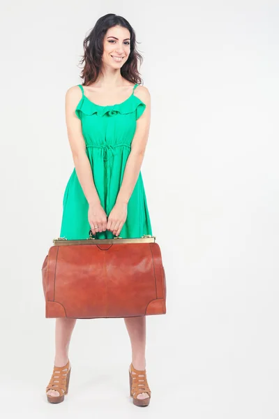 Kobieta trzyma rękę wymiary bagażu, wagi i bagażu — Zdjęcie stockowe