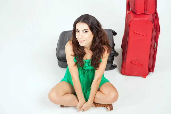 Красивая молодая женщина с большим багажом ждет ваш самолет — стоковое фото
