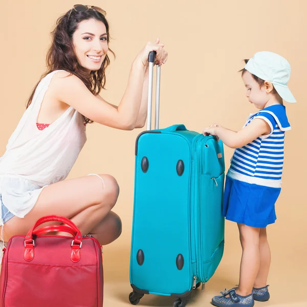 Bambino con madre pronto a viaggiare — Foto Stock