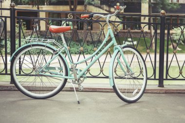 Mavi vintage şehir bisiklet, aktivite ve sağlıklı yaşam konsepti