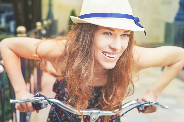 Primo piano donna cavalcando in bicicletta vintage città al centro della città — Foto Stock