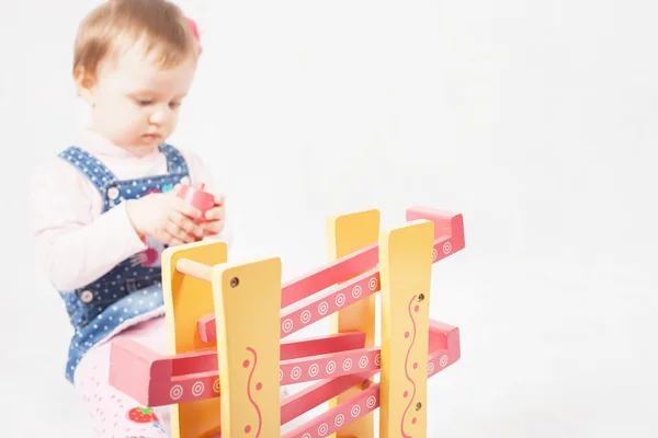 ゲーム開発のためのおもちゃで遊んで面白い赤ちゃん女の子 — ストック写真