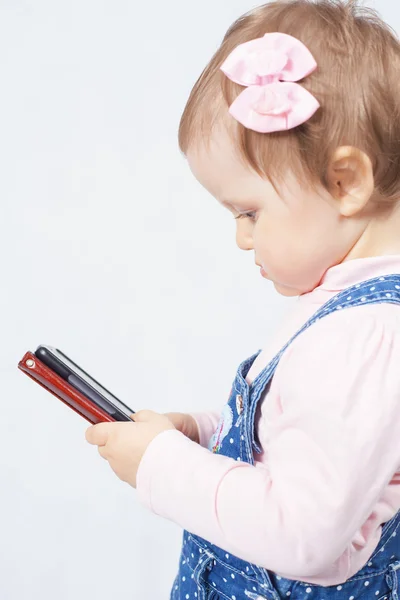 Kind hält Handy in der Hand — Stockfoto