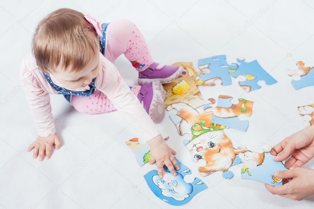 Drole Bebe Fille Jouer Avec Puzzle Jeu Pour Le Developpement Image Libre De Droit Par Petunyia C