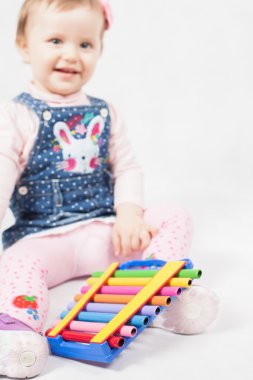 Komik bebek kız tarafından ksilofon oynamaktan