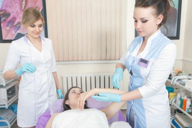 Epilasyon veya düzeltme kaş alma spa salonda güzel kadın