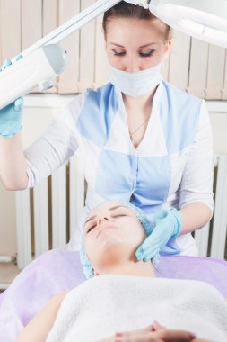 Kadın spa salonda, dokularda metabolik süreçleri uyarılması