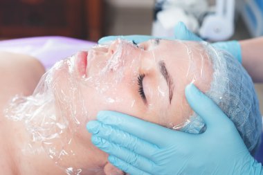 Spa salonda kadın almak cilt tedavisi.