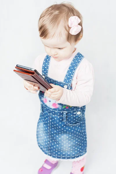 Bébé tenant un téléphone portable — Photo