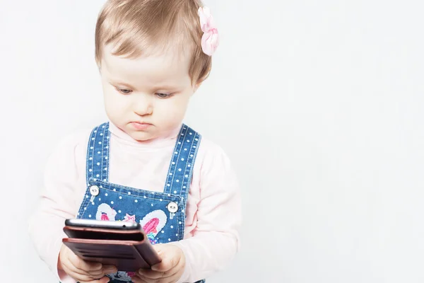 Kind hält Handy in der Hand — Stockfoto