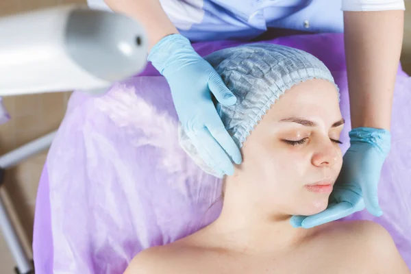 Woman in spa salon, removing dead cells by vaporizer — Stock Photo, Image