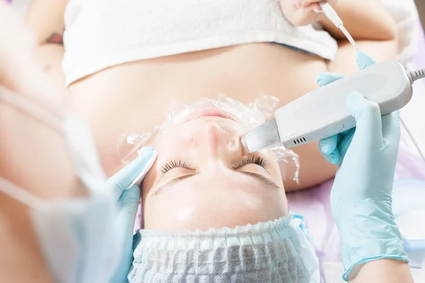 Limpieza ultrasónica del rejuvenecimiento facial —  Fotos de Stock