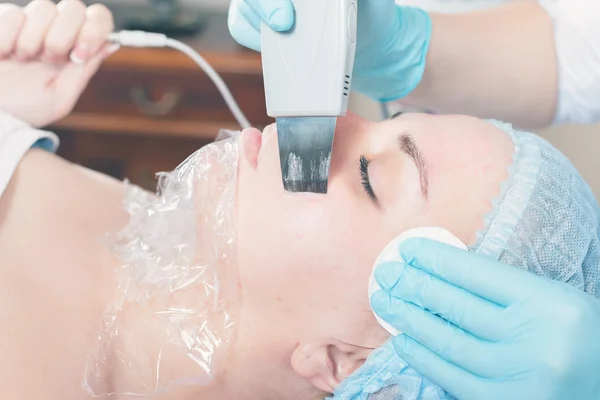 Ultrasonic cleaning of the face rejuvenation — Stock Photo, Image