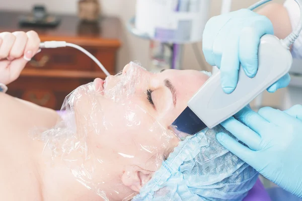 Ultrasonic cleaning of the face rejuvenation — Stock Photo, Image