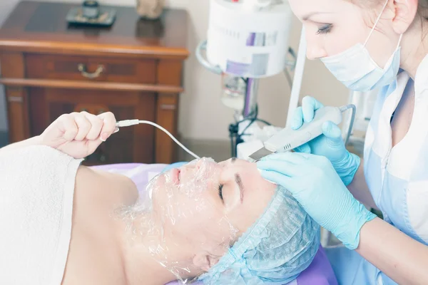 Ultrasonic cleaning of the face rejuvenation — Stock Photo, Image