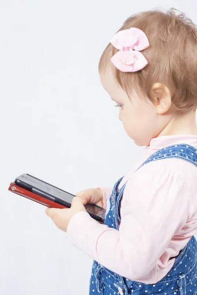 Dítě drží mobilní telefon — Stock fotografie