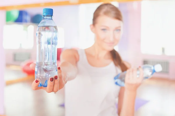 Lycklig kvinna fitness motion håller naturligt vatten — Stockfoto