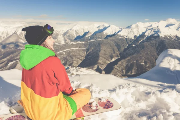 Aventura al deporte de invierno. Chica snowboarder —  Fotos de Stock