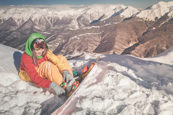 배경에 높은 산 알프스, 스위스의 snowboarder 소녀 — 스톡 사진