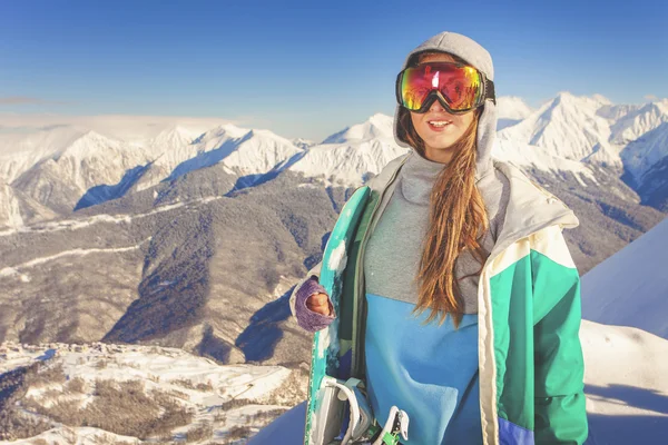 Snowboard. Sport vrouw in besneeuwde bergen — Stockfoto