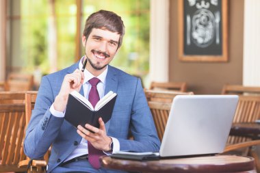 Mutlu businesman iyi bir fikir vardır!